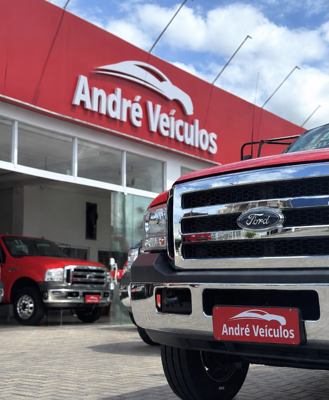 Fachada da André Veículos com caminhonetes Ford